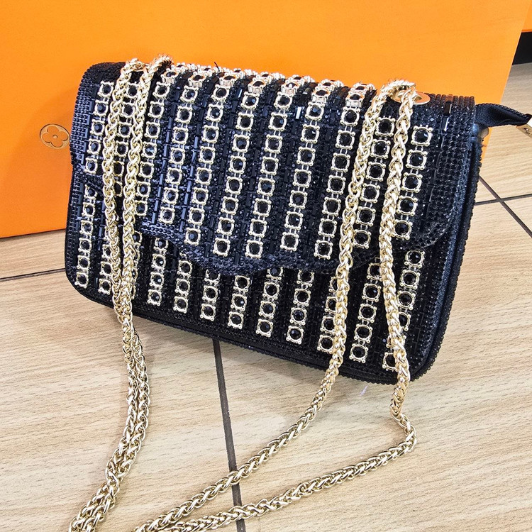 کیف مجلسی زنانه نگیندار سایز 21×14 با طراحی لوکس و مناسب مهمانی و مراسم