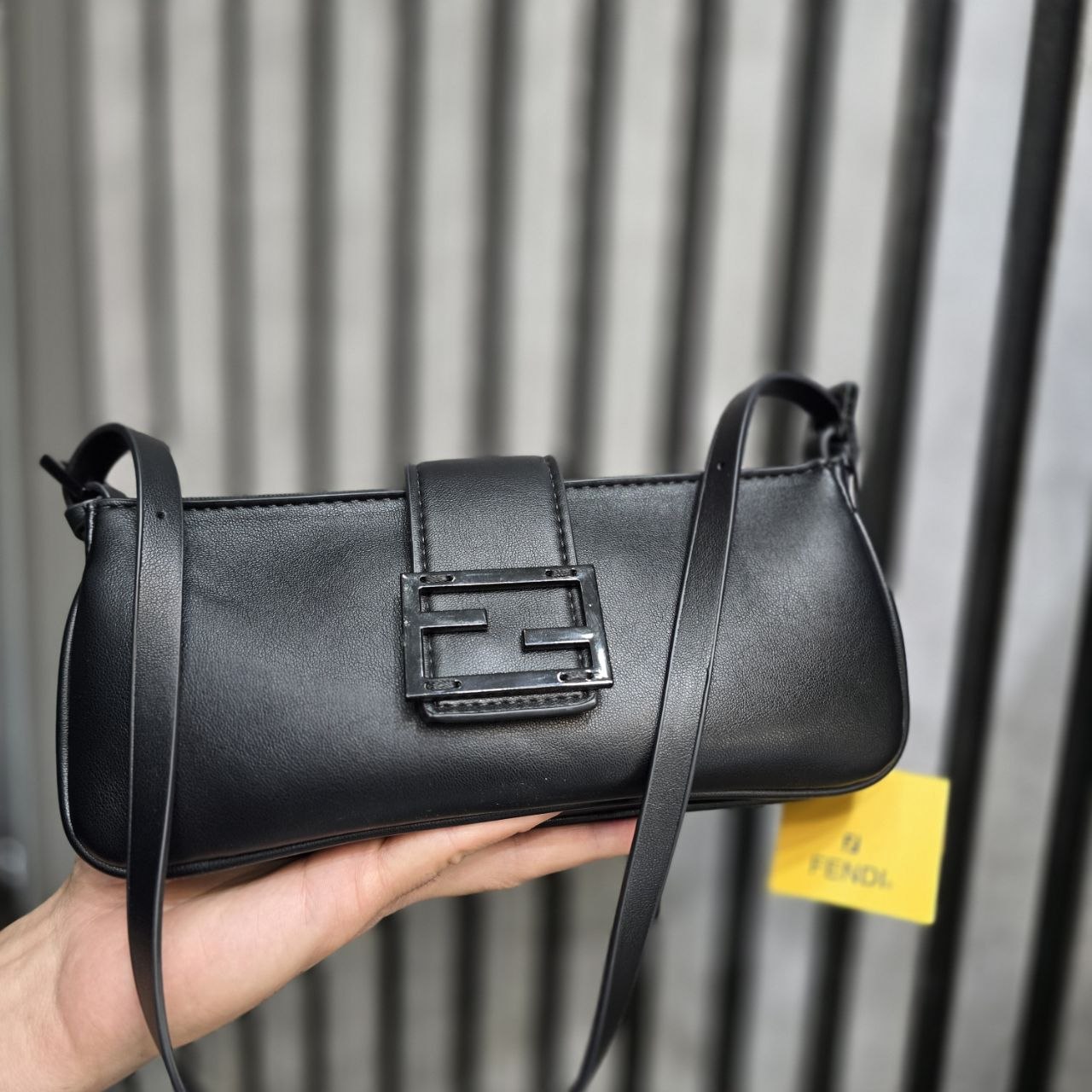 کیف دستی زنانه فندی Fendi فول پک مستر سایز 25×15 سانتی‌متر با طراحی لوکس