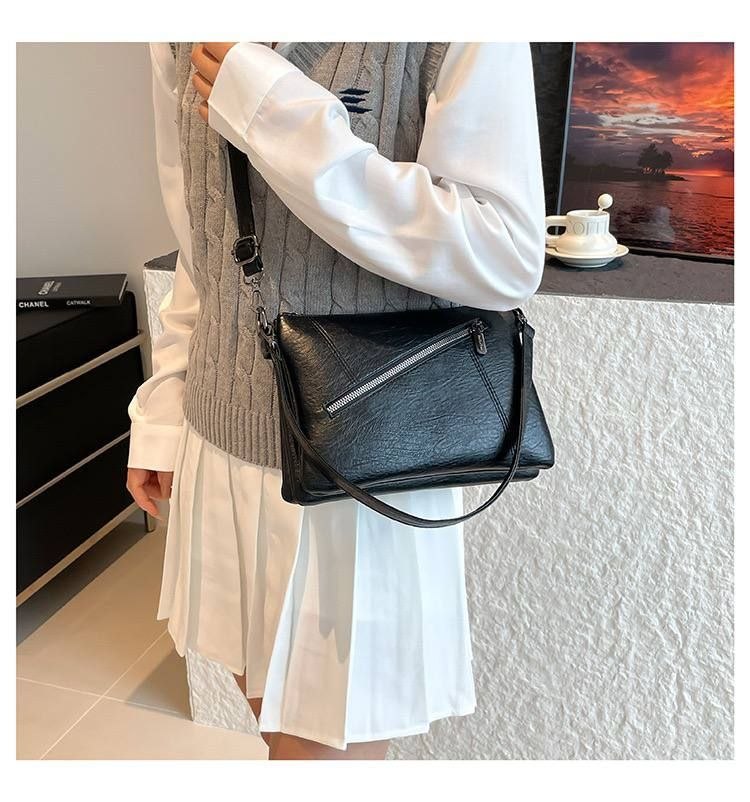 کیف یک‌طرفه چرمی زنانه دو بند سایز 25×16 با کیفیت عالی و طراحی شیک