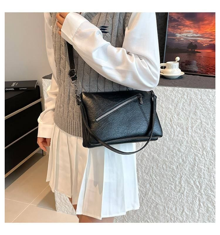 کیف یکطرفه چرمی زنانه دو بند سایز 25×16 با کیفیت عالی و طراحی شیک